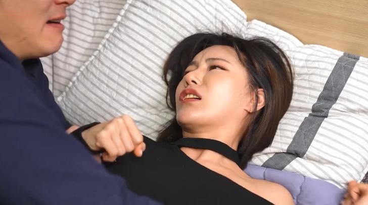 sex máy bay hồng ngọc MIDE-742_Bị lạc trong rừng, thanh niên may mắn ngủ chung với idol trong cơn mưa bão